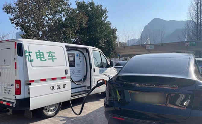 喜德汽车搭电